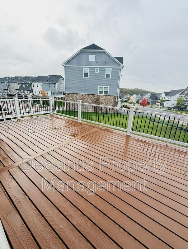 Stunning 3 bedroom, 2.5 bathroom End unit in Mars, PA property image