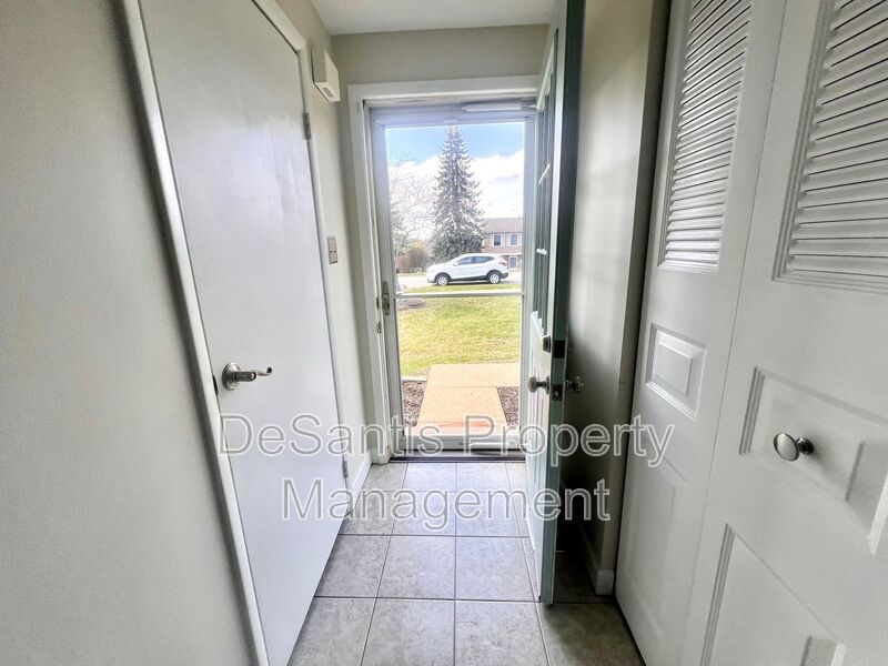 Adorable Townhouse - 2 Bedroom 1.5 Bathroom - Bonnie Brae Drive property image