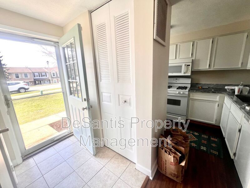 Adorable Townhouse - 2 Bedroom 1.5 Bathroom - Bonnie Brae Drive property image