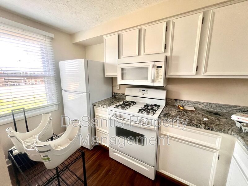 Adorable Townhouse - 2 Bedroom 1.5 Bathroom - Bonnie Brae Drive property image