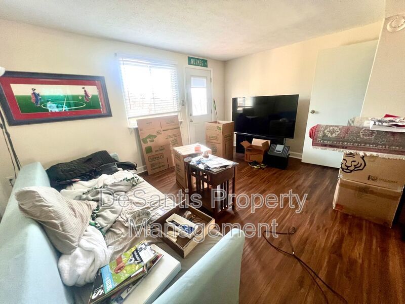 Adorable Townhouse - 2 Bedroom 1.5 Bathroom - Bonnie Brae Drive property image