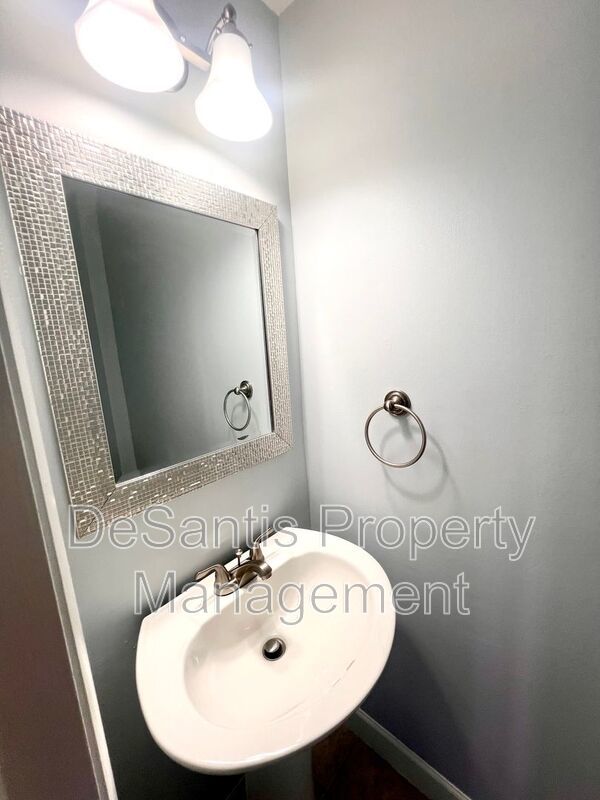 Adorable Townhouse - 2 Bedroom 1.5 Bathroom - Bonnie Brae Drive property image