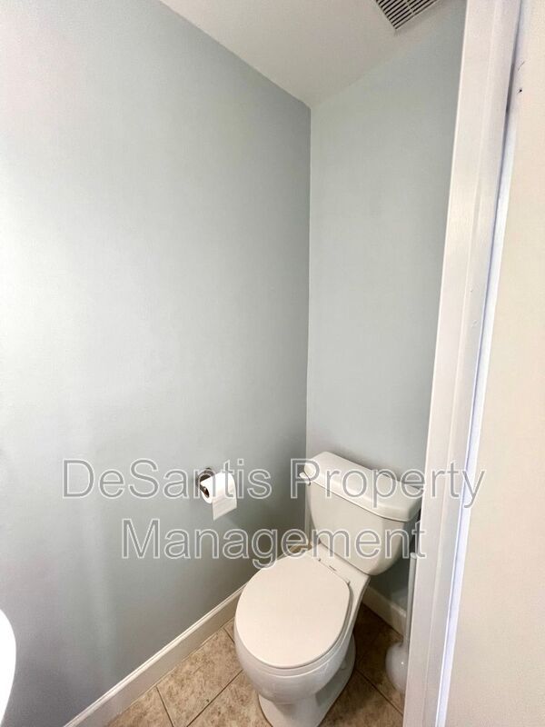 Adorable Townhouse - 2 Bedroom 1.5 Bathroom - Bonnie Brae Drive property image