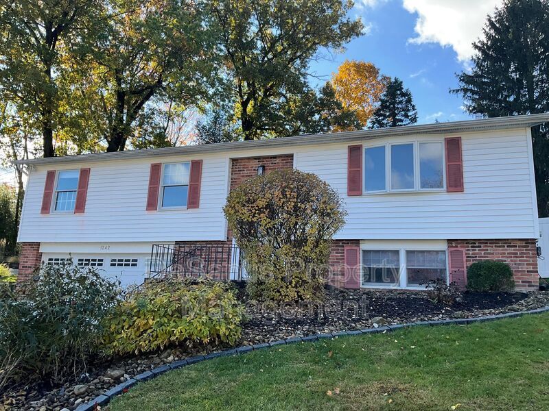 Spacious 3bed 3 bath Split-Level in Bethel Park – Updated Interiors & Private Backyard Oasis property image