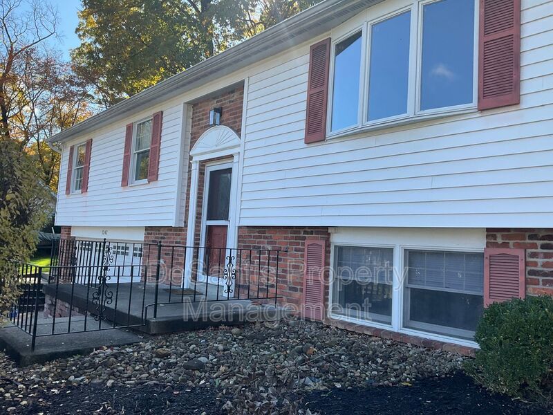 Spacious 3bed 3 bath Split-Level in Bethel Park – Updated Interiors & Private Backyard Oasis property image