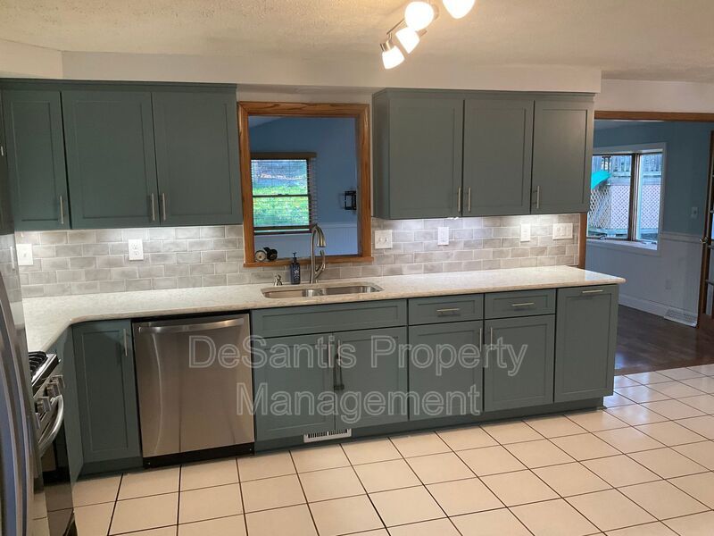 Spacious 3bed 3 bath Split-Level in Bethel Park – Updated Interiors & Private Backyard Oasis property image