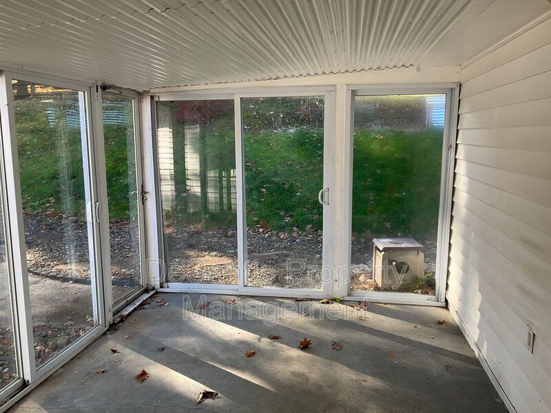 Spacious 3bed 3 bath Split-Level in Bethel Park – Updated Interiors & Private Backyard Oasis property image