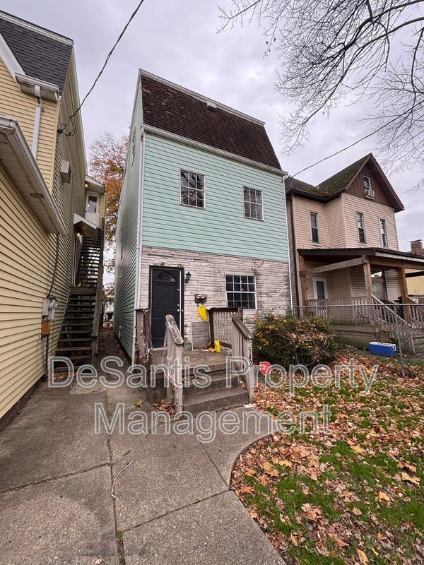 Refreshed 2 Bedroom 1 Bathroom in New Kensington! property image