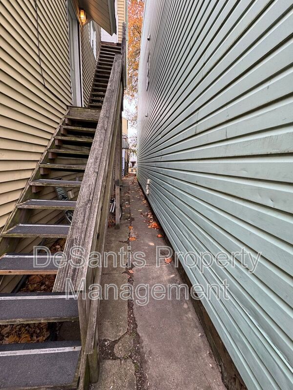 Refreshed 2 Bedroom 1 Bathroom in New Kensington! property image