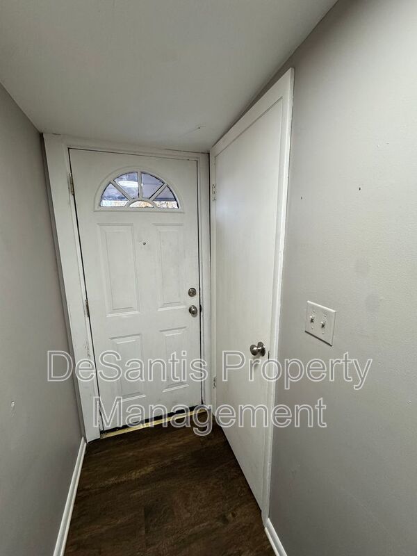 Refreshed 2 Bedroom 1 Bathroom in New Kensington! property image