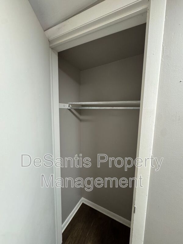 Refreshed 2 Bedroom 1 Bathroom in New Kensington! property image