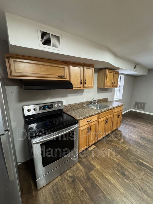 Refreshed 2 Bedroom 1 Bathroom in New Kensington! property image