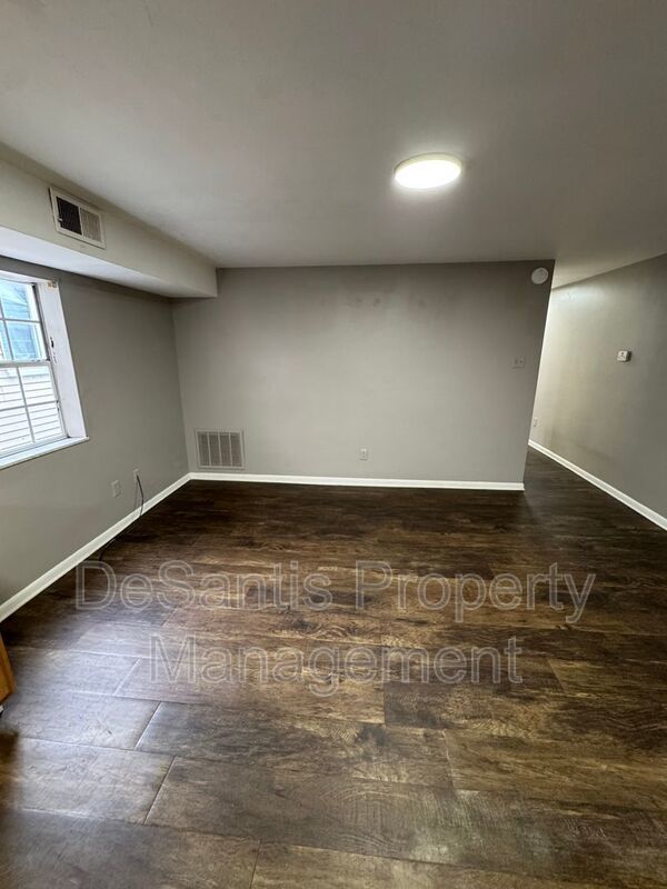 Refreshed 2 Bedroom 1 Bathroom in New Kensington! property image