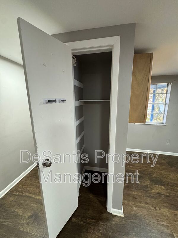 Refreshed 2 Bedroom 1 Bathroom in New Kensington! property image