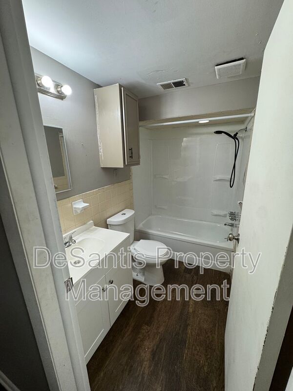 Refreshed 2 Bedroom 1 Bathroom in New Kensington! property image