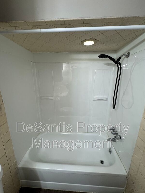 Refreshed 2 Bedroom 1 Bathroom in New Kensington! property image