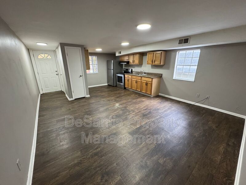 Refreshed 2 Bedroom 1 Bathroom in New Kensington! property image