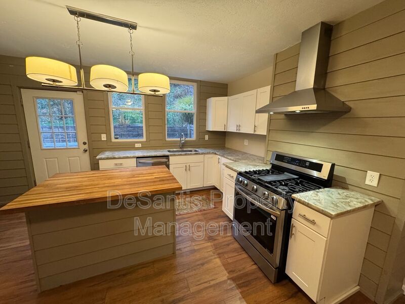 Beautifully Renovated 3BR Row Home in Deutschtown – Spacious, Modern & Incredible Location property image