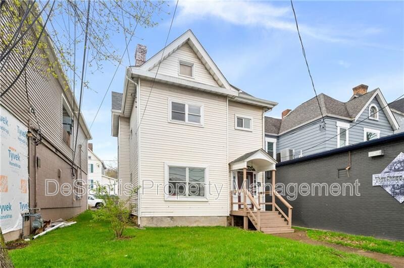 Charming 2-Bedroom Home with Tall Ceilings & Backyard Deck in Coraopolis property image