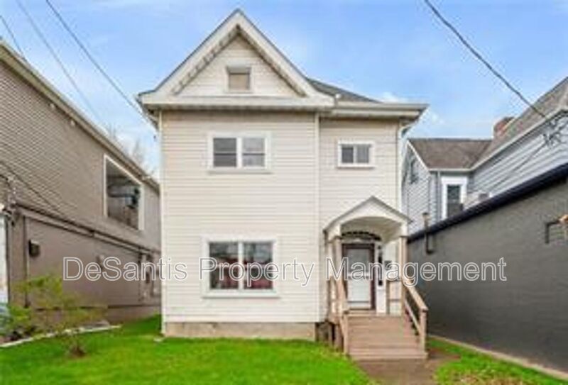 Charming 2-Bedroom Home with Tall Ceilings & Backyard Deck in Coraopolis property image