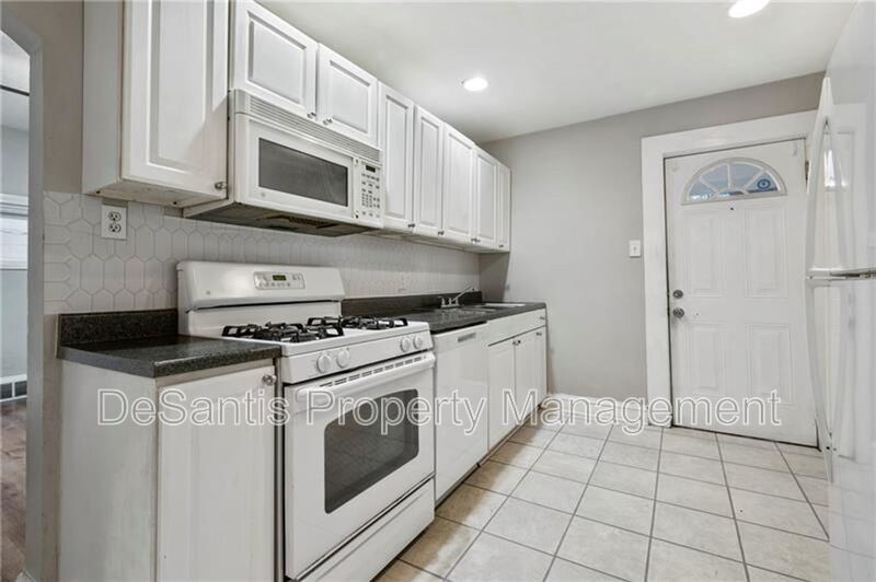 Charming 2-Bedroom Home with Tall Ceilings & Backyard Deck in Coraopolis property image