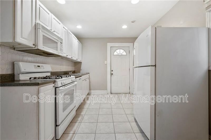 Charming 2-Bedroom Home with Tall Ceilings & Backyard Deck in Coraopolis property image