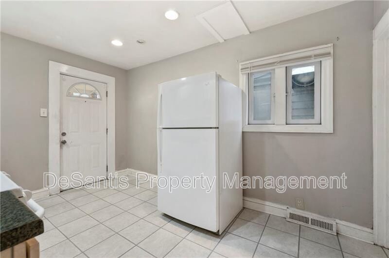 Charming 2-Bedroom Home with Tall Ceilings & Backyard Deck in Coraopolis property image