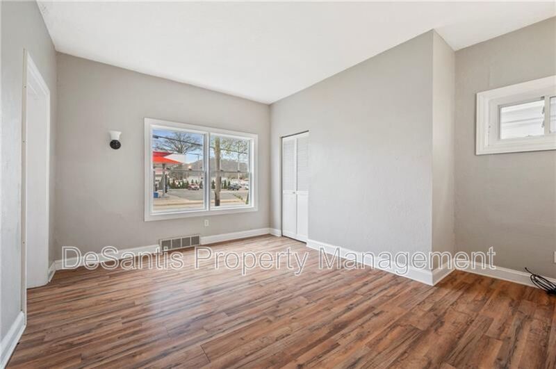 Charming 2-Bedroom Home with Tall Ceilings & Backyard Deck in Coraopolis property image