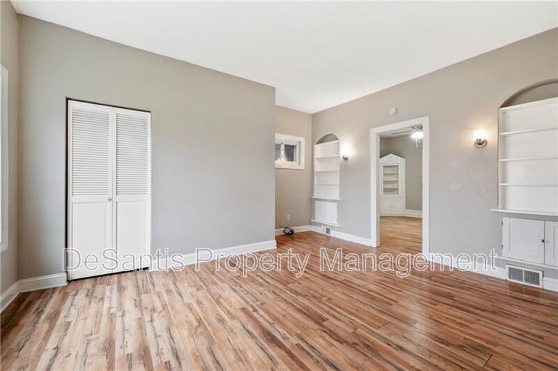 Charming 2-Bedroom Home with Tall Ceilings & Backyard Deck in Coraopolis property image