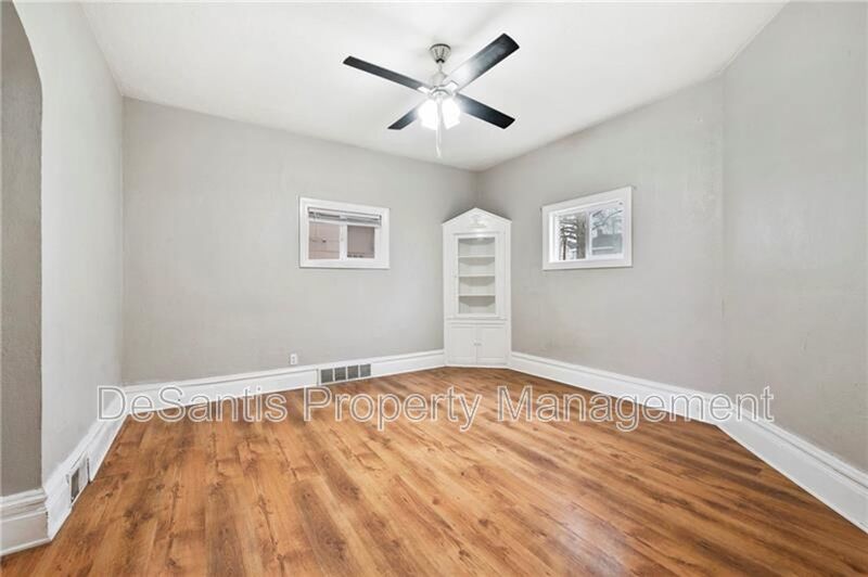 Charming 2-Bedroom Home with Tall Ceilings & Backyard Deck in Coraopolis property image