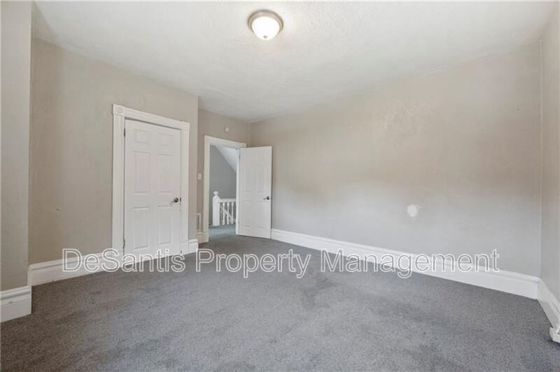 Charming 2-Bedroom Home with Tall Ceilings & Backyard Deck in Coraopolis property image