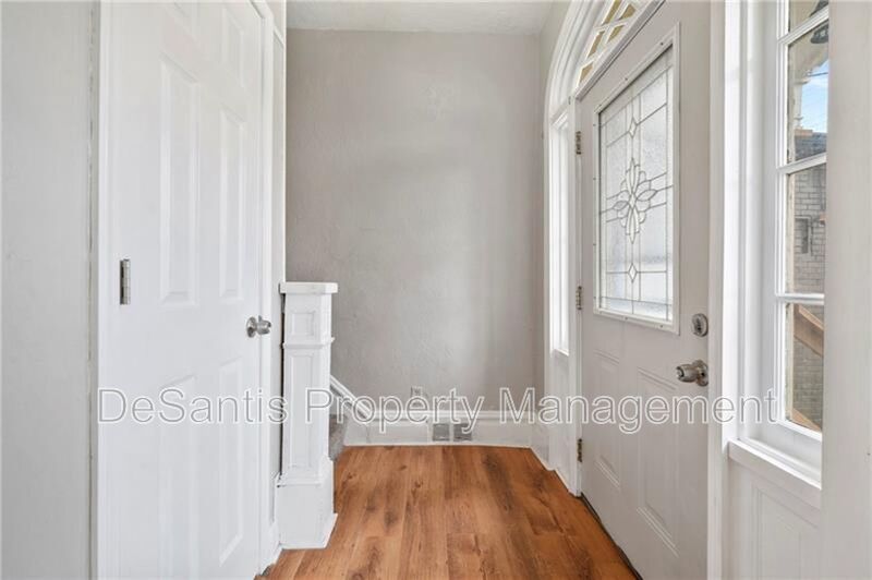 Charming 2-Bedroom Home with Tall Ceilings & Backyard Deck in Coraopolis property image