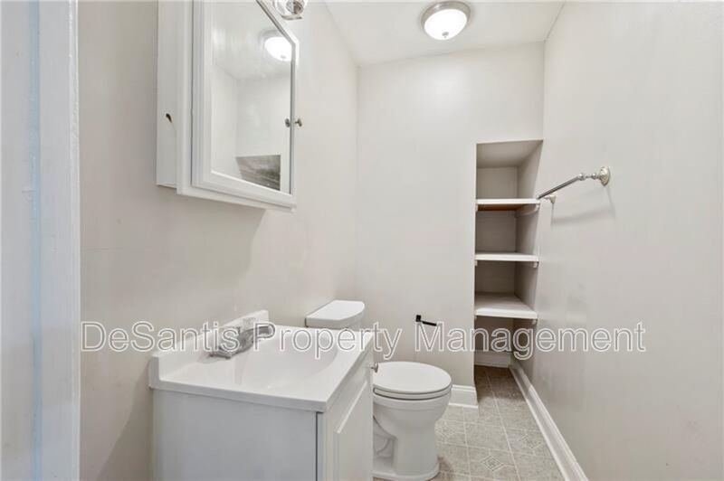 Charming 2-Bedroom Home with Tall Ceilings & Backyard Deck in Coraopolis property image