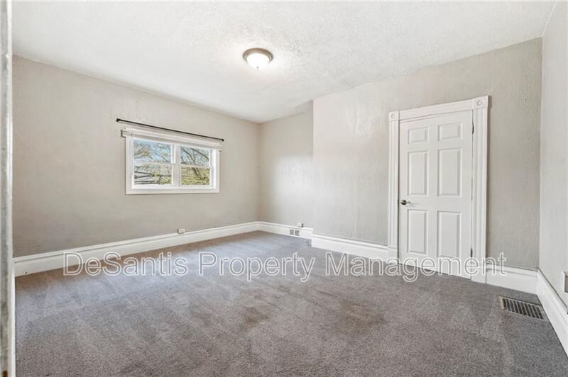 Charming 2-Bedroom Home with Tall Ceilings & Backyard Deck in Coraopolis property image