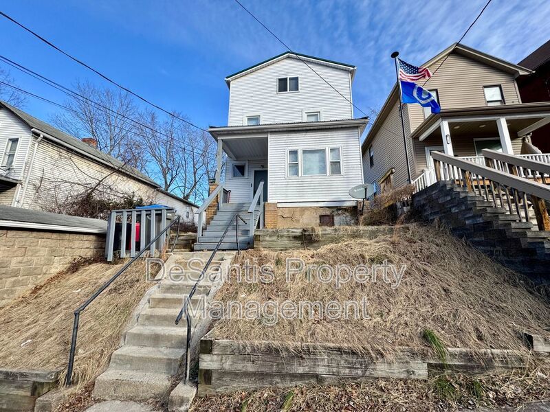 Sun-Filled, Newly Renovated Top-Floor Living Minutes from Oakmont property image