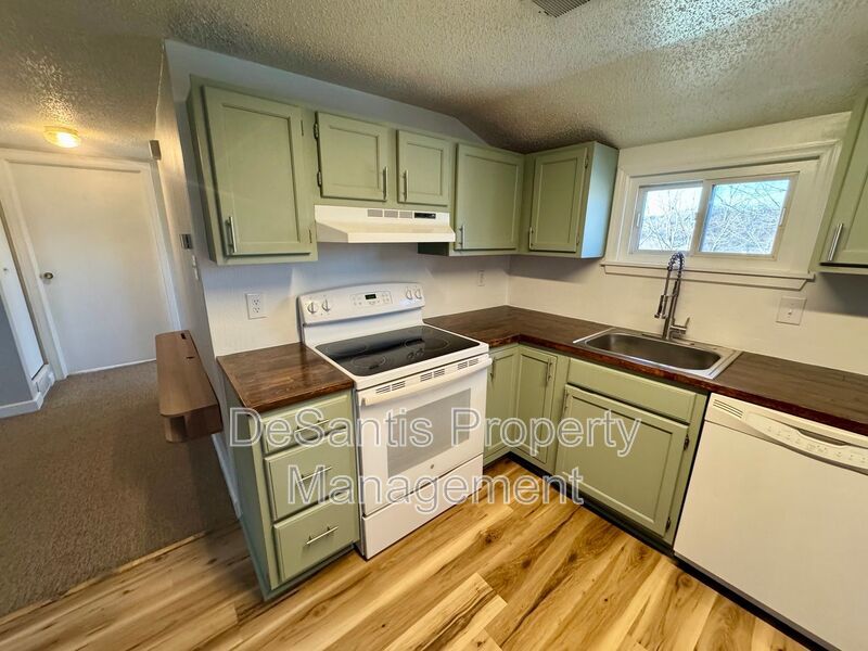 Sun-Filled, Newly Renovated Top-Floor Living Minutes from Oakmont property image