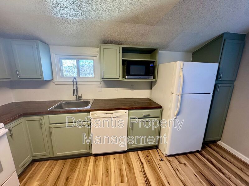 Sun-Filled, Newly Renovated Top-Floor Living Minutes from Oakmont property image