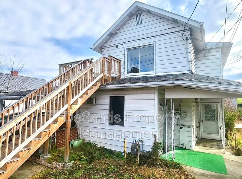 Delightful Extended Studio apart home with separated bath/shower property image