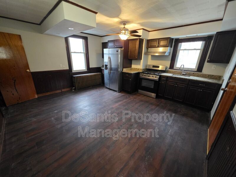 Spacious 3-Bedroom Home with Granite Countertops & Huge Eat-In Kitchen property image