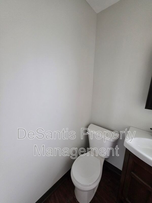 Spacious 3-Bedroom Home with Granite Countertops & Huge Eat-In Kitchen property image