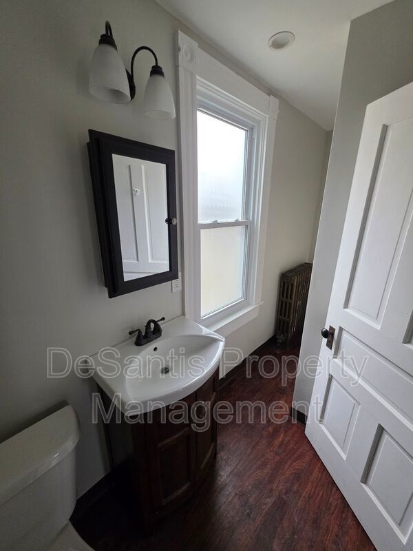 Spacious 3-Bedroom Home with Granite Countertops & Huge Eat-In Kitchen property image