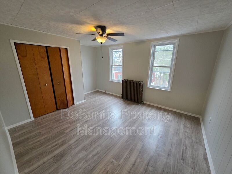 Spacious 3-Bedroom Home with Granite Countertops & Huge Eat-In Kitchen property image