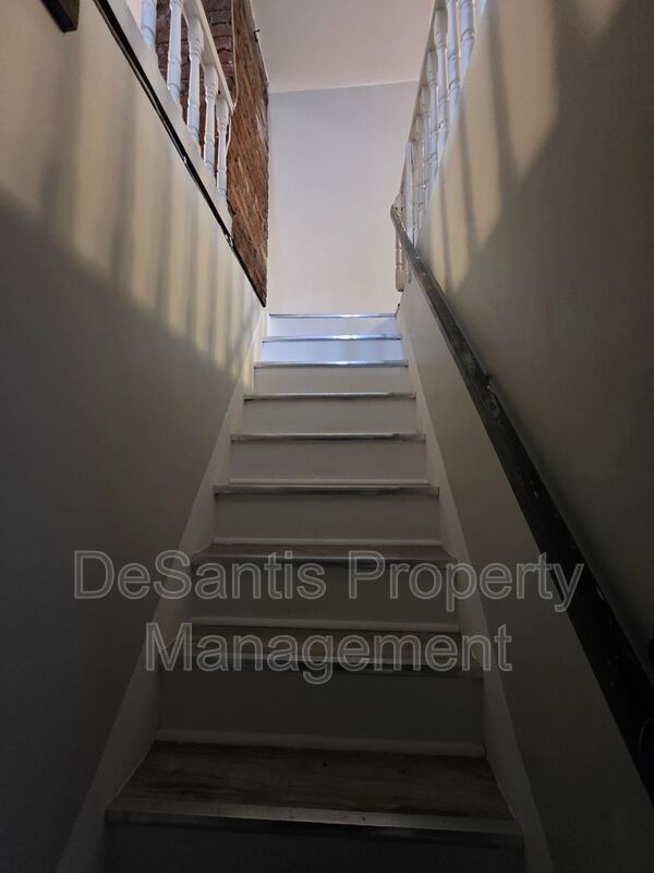 Spacious 3-Bedroom Home with Granite Countertops & Huge Eat-In Kitchen property image