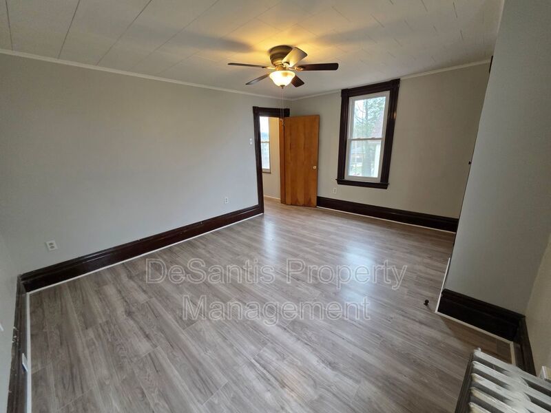 Spacious 3-Bedroom Home with Granite Countertops & Huge Eat-In Kitchen property image