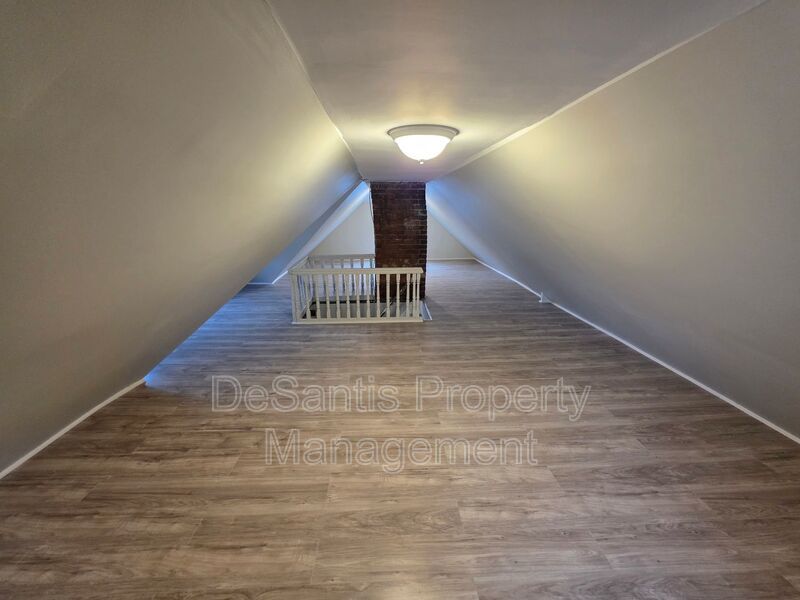 Spacious 3-Bedroom Home with Granite Countertops & Huge Eat-In Kitchen property image