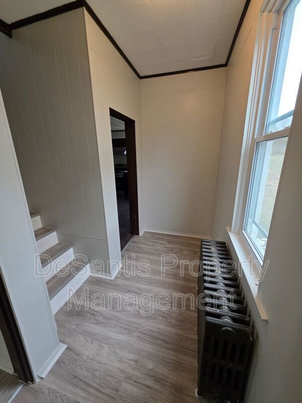 Spacious 3-Bedroom Home with Granite Countertops & Huge Eat-In Kitchen property image