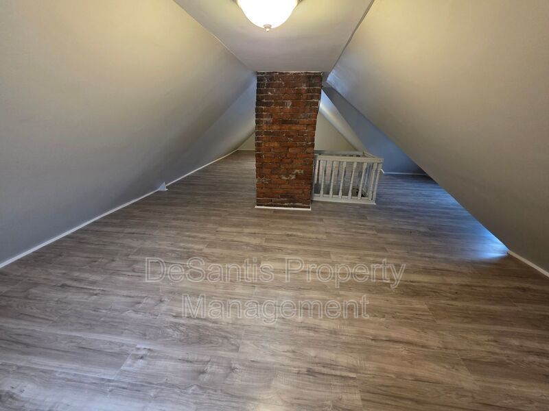 Spacious 3-Bedroom Home with Granite Countertops & Huge Eat-In Kitchen property image