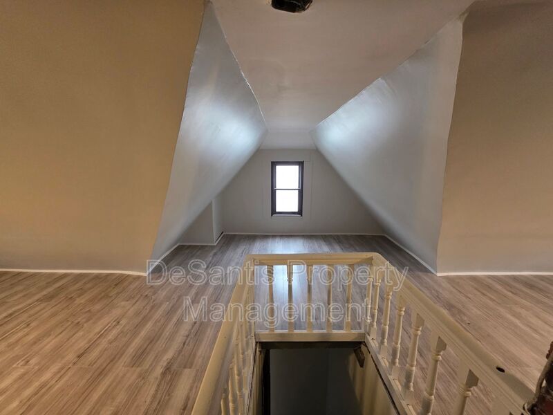 Spacious 3-Bedroom Home with Granite Countertops & Huge Eat-In Kitchen property image