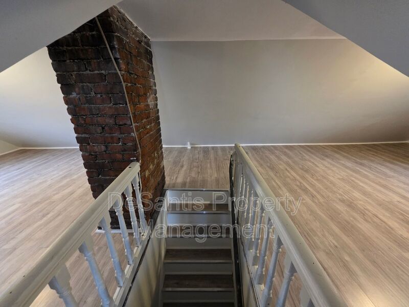 Spacious 3-Bedroom Home with Granite Countertops & Huge Eat-In Kitchen property image