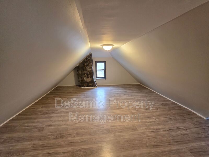 Spacious 3-Bedroom Home with Granite Countertops & Huge Eat-In Kitchen property image